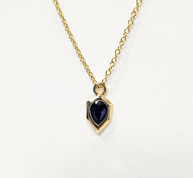 תליון ספיר – קולקציית HEXAGLOW