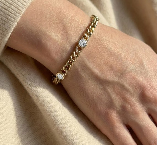 צמיד שלושה יהלומים סמל לאהבה, משפחה ורגעים משמעותיים