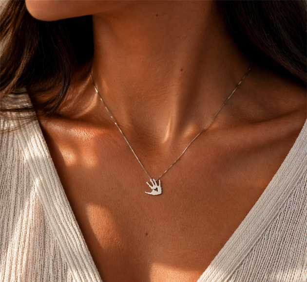 תליון חמסה כף יד ויהלום 