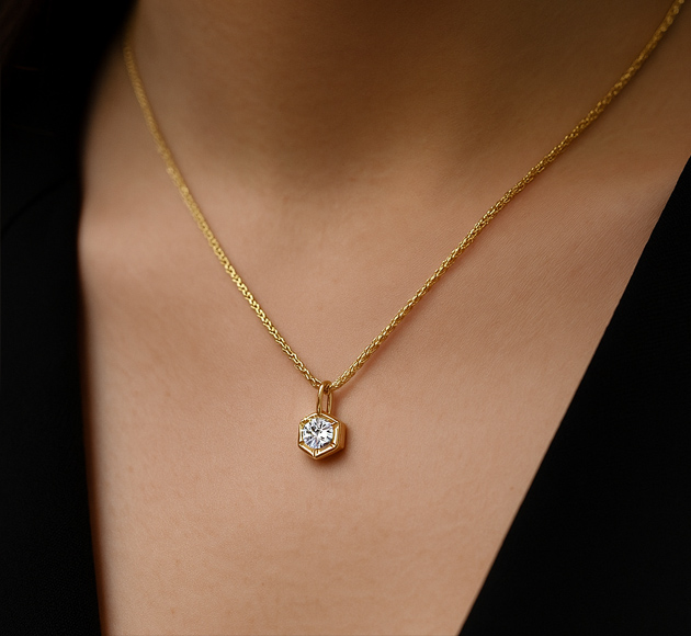 תליון זהב HEXAGLOW