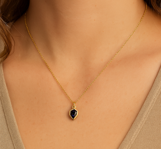 תליון ספיר – קולקציית HEXAGLOW