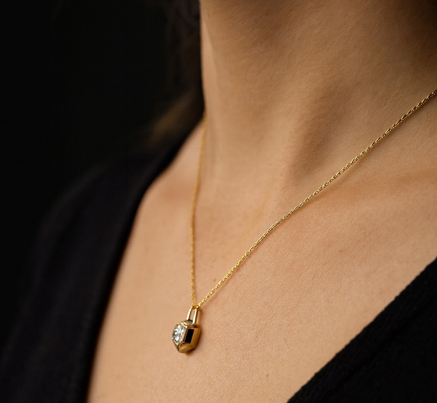 תליון זהב HEXAGLOW