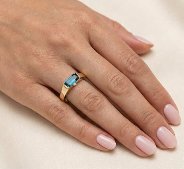 London Edge - טבעת זהב 14K עם בלו טופז לונדון ויהלומים