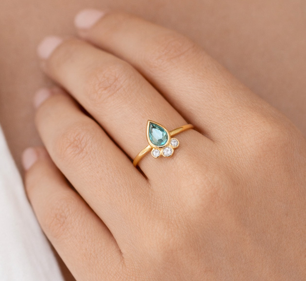 טבעת אליס, אקווה מרין תכלת טיפה מעוטרת ביהלומים