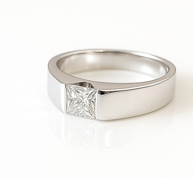 טבעת גבר מזהב לבן 18 קראט עם יהלום פרינסס 1.2 קראט